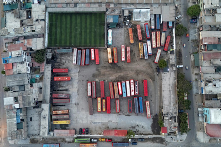 Vue aérienne de bus au dépôt de la compagnie Santa Catalina dans le district populaire de San Juan de Lurigancho, le 8 avril 2026 à Lima ( AFP / ERNESTO BENAVIDES )