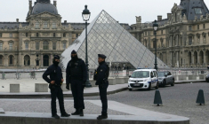 Des policiers devant le musée du Louvre, cible d'un spectaculaire cambriolage, le 19 octobre 2025 à Paris  ( AFP / Dimitar DILKOFF )