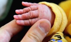 Selon une enquête périnatale menée en 2016, une femme sur dix a perdu ou quitté son emploi en cours de grossesse (illustration) ( AFP / PHILIPPE HUGUEN )