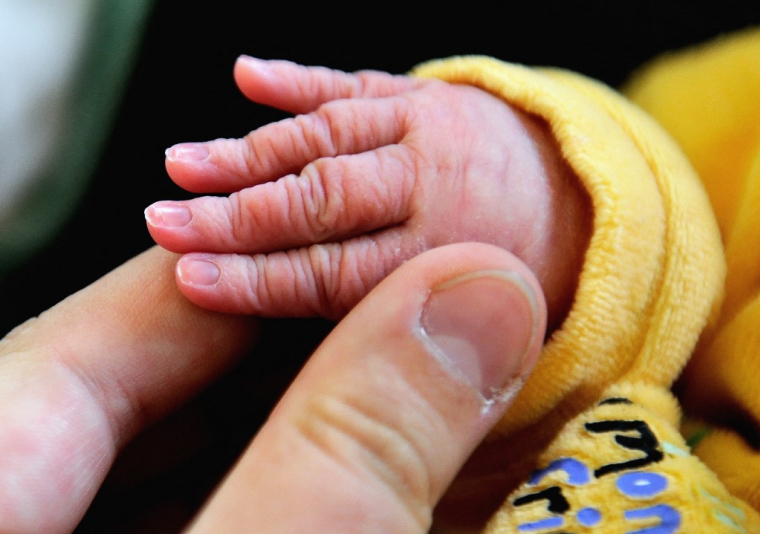 Selon une enquête périnatale menée en 2016, une femme sur dix a perdu ou quitté son emploi en cours de grossesse (illustration) ( AFP / PHILIPPE HUGUEN )
