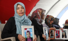 Hatice Levent tient une photo de sa fille Fadime qui aurait rejoint le Parti des travailleurs du Kurdistan (PKK) interdit