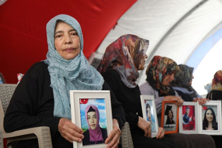 Hatice Levent tient une photo de sa fille Fadime qui aurait rejoint le Parti des travailleurs du Kurdistan (PKK) interdit