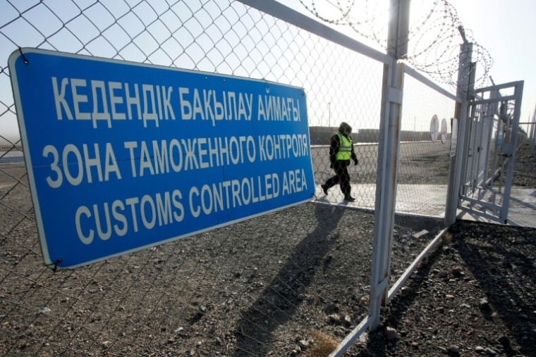 Un employé sur le site du terminal de fret de la gare ferroviaire de Dostyk, à la frontière kazakho-chinoise, le 19 novembre 2025 ( AFP / Ruslan PRYANIKOV )