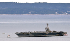 Le porte-avions américain l'USS Gerald R. Ford arrive à Split pour une escale technique et de maintenance, le 28 mars 2026 en Croatie ( AFP / ELVIS BARUKCIC )