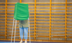 Une personne vote aux élections législatives en Suède, le 12 septembre 2026 à Nacka, dans le comté de Stockholm  ( AFP / Jonathan NACKSTRAND )