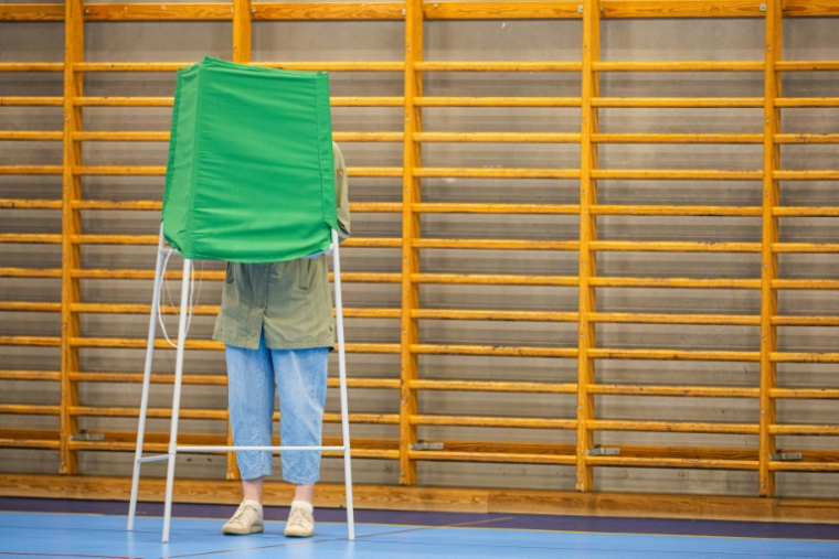 Une personne vote aux élections législatives en Suède, le 12 septembre 2026 à Nacka, dans le comté de Stockholm  ( AFP / Jonathan NACKSTRAND )