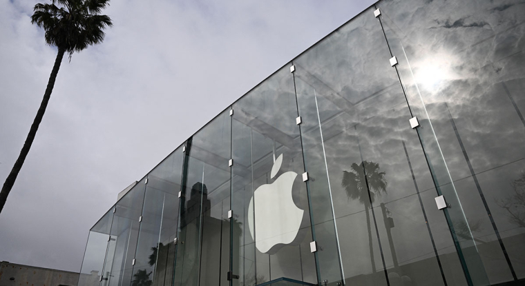 Apple, plus grande capitalisation boursière américaine, a dévoilé, le 5 mai, des résultats trimestriels au-dessus des attentes. Ses ventes d'iPhone, à 51,33 milliards de dollars, sont ressorties supérieures aux estimations. (© AFP)