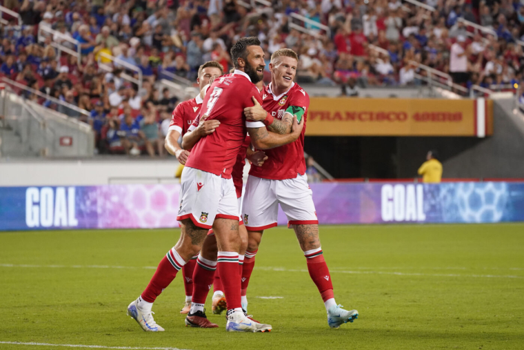 Wrexham, le club de Ryan Reynolds, réussit une troisième montée consécutive et accède au Championship