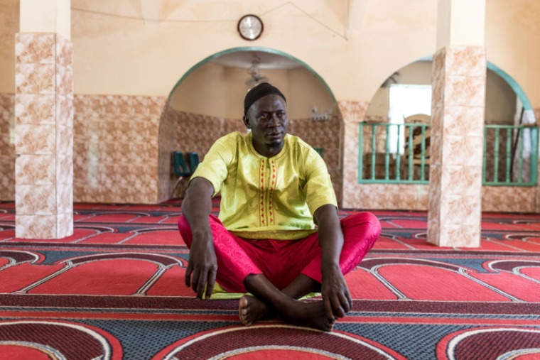 L'imam Kalipha Dampha, membre du Conseil islamique suprême de Gambie, pose dans la mosquée de  Serrekunda, en Gambie, le 30 janvier 2026 ( AFP / MUHAMADOU BITTAYE )