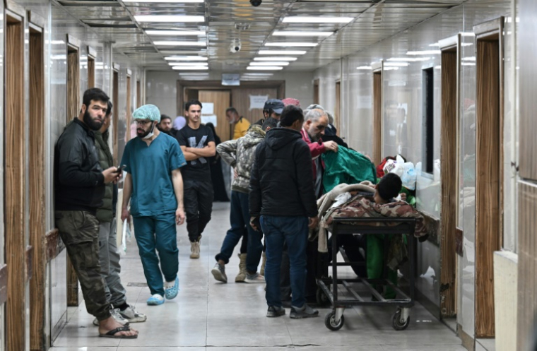 Un homme allongé sur un brancard dans un couloir de l'hôpital al-Mouwassat de Damas, après une opération des forces israéliennes dans le village de Beit Jinn, dans le sud de la Syrie, le 28 novembre 2025 ( AFP / LOUAI BESHARA )