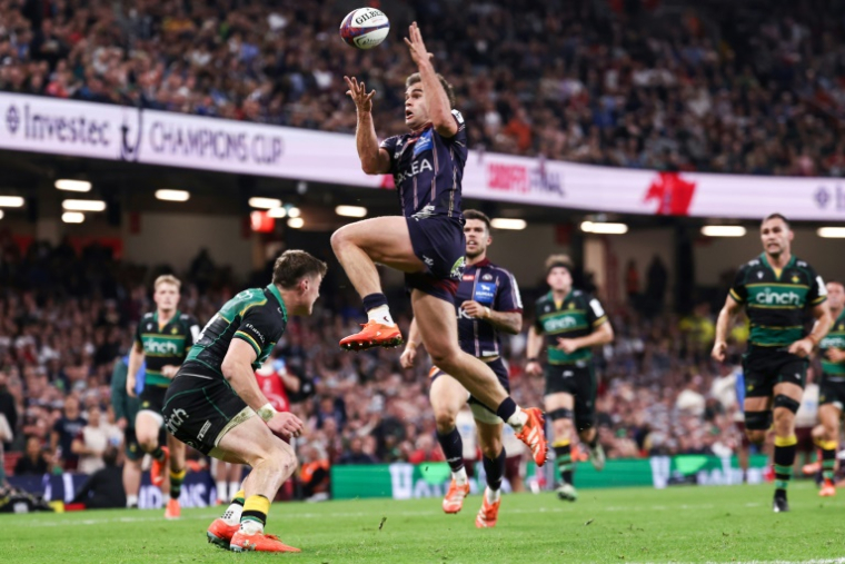 L'ailier de l'UBB Damian Penaud attrape un ballon en l'air face à Northampton, en finale de Champions Cup, à Cardiff, le 24 mai 2025 ( AFP / Anne-Christine POUJOULAT )