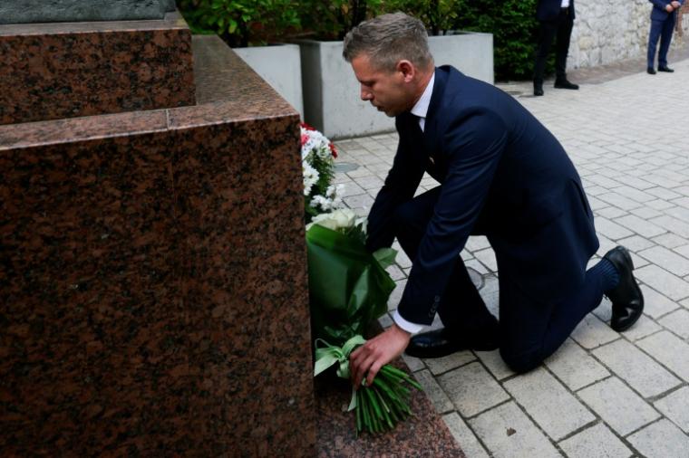 Le Premier ministre hongrois Peter Magyar devant le monument au pape polonais Jean-Paul II à Cracovie le 19 mai 2026 ( AFP / Wojtek RADWANSKI )