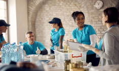 Face aux difficultés financières rencontrées par de nombreuses associations humanitaires, léguer son patrimoine à une association constitue un acte généreux et nécessaire. ( crédit photo : Shutterstock )