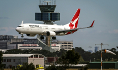 Vue d'un Boeing 737 en vol de la compagnie aérienne Qantas, le 18 août 2025 à Sydney ( AFP / DAVID GRAY )