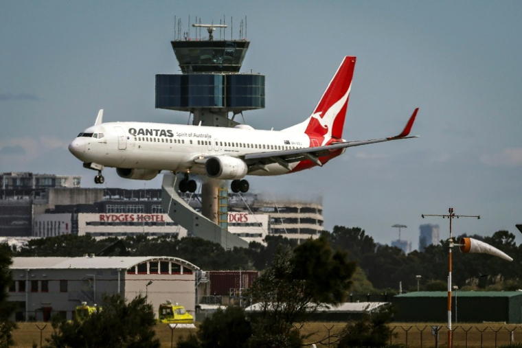 Vue d'un Boeing 737 en vol de la compagnie aérienne Qantas, le 18 août 2025 à Sydney ( AFP / DAVID GRAY )