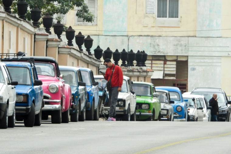 File de véhicules devant une station-service à La Havane, le 30 janvier 2026 ( AFP / ADALBERTO ROQUE )