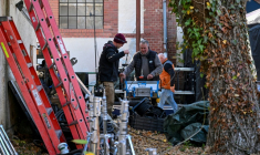 Une équipe de tournage travaille sur le plateau d'un film d'horreur dans un ancien hôpital psychiatrique de Budapest, le 7 novembre 2025 en Hongrie ( AFP / Attila KISBENEDEK )
