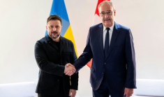 Le président suisse Guy Parmelin (d.) serre la main du président ukrainien Volodymyr Zelensky avant une rencontre bilatérale en marge du sommet du G7, à l'aéroport de Genève, le 15 juin 2026 ( POOL / MARTIAL TREZZINI )