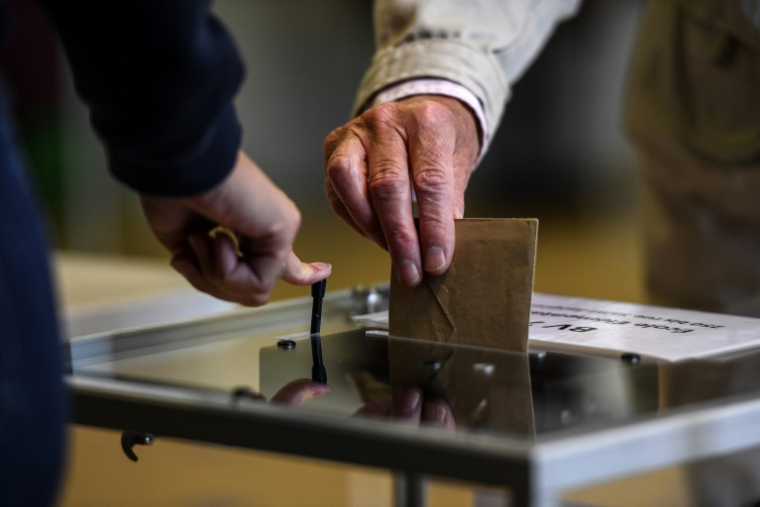 Un homme vote à Paris pour le deuxième des élections municipales le 28 juin 2020 ( AFP / Christophe ARCHAMBAULT )