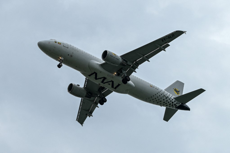 Un avion survolant l'aéroport de Singapour le 20 juin 2022. ( AFP / ROSLAN RAHMAN )
