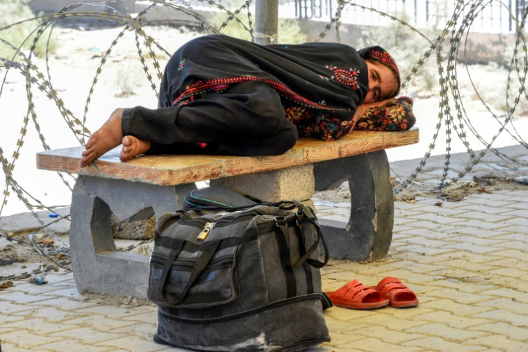 Une pèlerin pakistanaise épuisée se repose après avoir fui l'Iran en guerr le 18 juin 2025 à Taftan (Baloutchistan) ( AFP / Banaras KHAN )