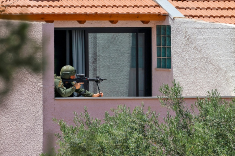 Vu du nord d'Israël, un soldat israélien en position à la frontière avec le Liban, le 31 mai 2026 ( AFP / Jalaa MAREY )