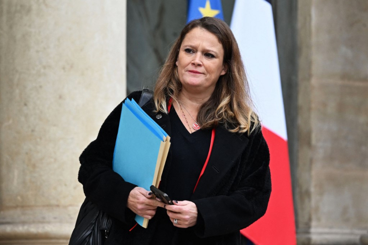 La ministre du Commerce Olivia Grégoire cherche un nouveau dispositif pour aider les consommateurs face à l'inflation. ( AFP / EMMANUEL DUNAND )