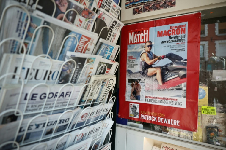 La une de "Paris Match" montrant le président Emmanuel Macron faisant du jet-ski, lors de  ses vacances à Brégançon, en vente dans un kiosque à Paris, le 14 août 2026  ( AFP / SIMON WOHLFAHRT )