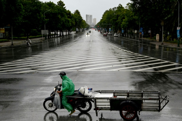 Une rue presque déserte à Vinh, ville côtière de la province de Nghe An, avant l'arrivée du typhon Kajiki, le 25 août 2025 au Vietnam ( AFP / Nhac NGUYEN )