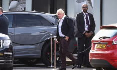 Boris Johnson à l'aéroport de Gatwick, près de Londres
