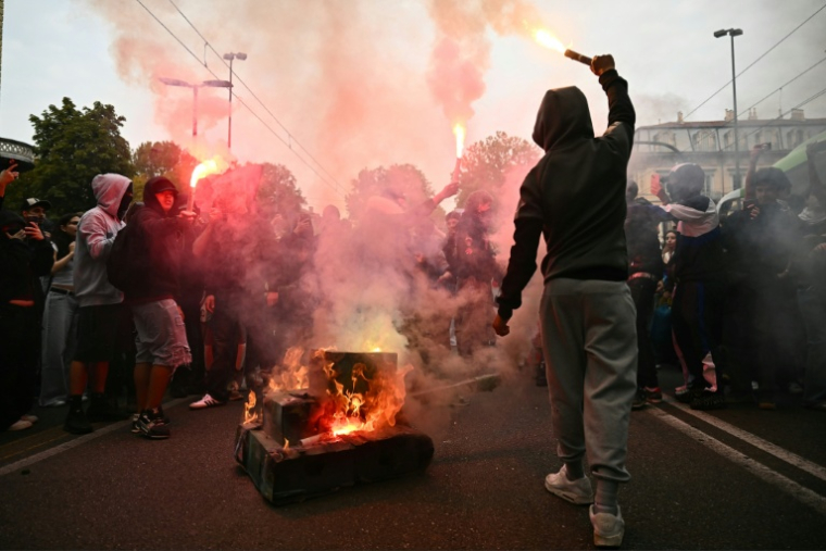 Des étudiants brûlent un char en carton lors d'une manifestation contre la vie chère à Turin, le 16 octobre 2026 en Italieements ( AFP / Marco BERTORELLO )