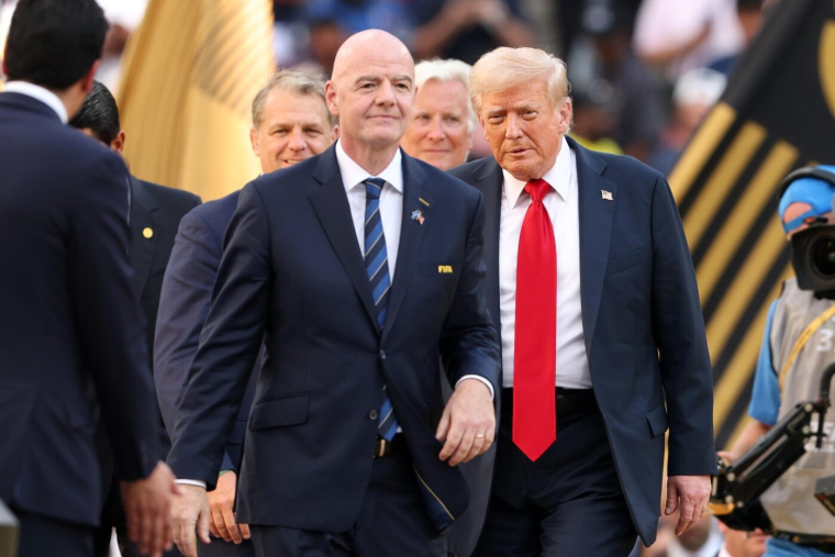 Quand Donald Trump s'offre le trophée de la Coupe du monde