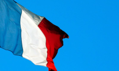 Photo d'un drapeau français visible près du palais d'Elysee à Paris