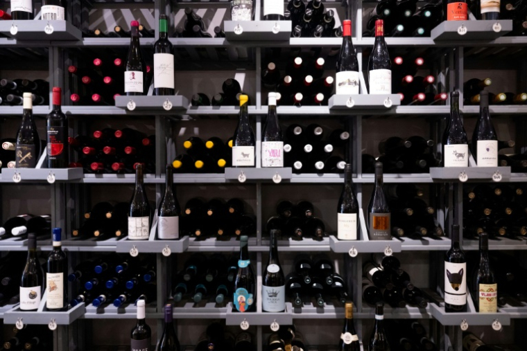 Des bouteilles de vin dans une boutique à Washington, le 19 août 2025 ( AFP / SAUL LOEB )