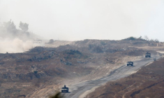 Des véhicules militaires israéliens manœuvrent à l’intérieur de la bande de Gaza