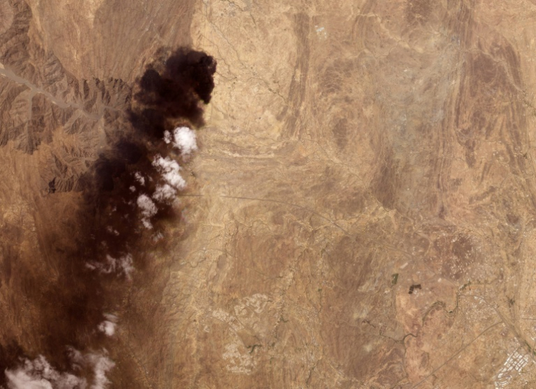 Image satellite prise le 8 septembre 2026 et diffusée par Planet Labs PBC, montrant de la fumée au-dessus d'un dépôt pétrolier d'Aramco près de la ville d'Abha, en Arabie saoudite, après une attaque des Houthis ( Planet Labs / Handout )