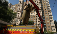 Photo prise et diffusée par le Service d'État pour les situations d'urgence , le 28 juin 2026, de démineurs retirant un fragment de missile russe, après une attaque aérienne à proximité d'immeubles résidentiels à Kiev, en Ukraine ( Service d'État pour les situations d'urgence de l'Ukraine / - )