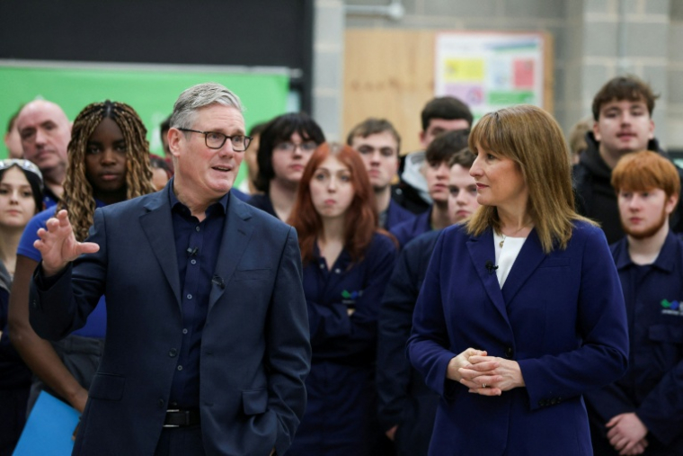 Le Premier ministre britannique Keir Starmer, à gauche, avec à sa droite la ministre des Finances britannique Rachel Reeves le 13 novembre 2025, à Llangefni, au Royaume-Uni ( POOL / Temilade Adelaja )