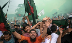 Des manifestants se sont rassemblés le 5 août à Dacca pour marquer le premier anniversaire du soulèvement étudiant qui a renversé l'ancienne Première ministre Sheikh Hasina ( AFP / Munir UZ ZAMAN )