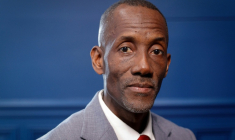 Le maire LFI de Saint-Denis, Bally Bagayoko, pose à l'Hôtel de ville de Saint-Denis le 1er avril 2026 ( AFP / GEOFFROY VAN DER HASSELT )