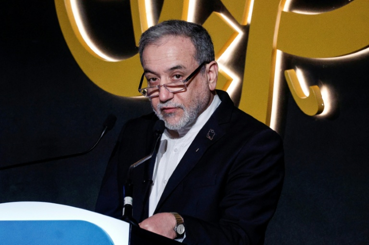 Le chef de la diplomatie iranienne,  Abbas Araghchi,  prononce un discours lors d'un forum à  Doha, le 7 février 2026 ( AFP / Karim JAAFAR )