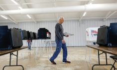Un électeur américain vote par anticipation à Wheaton, dans l'Illinois, le 25 septembre 2026 ( AFP / KAMIL KRZACZYNSKI )