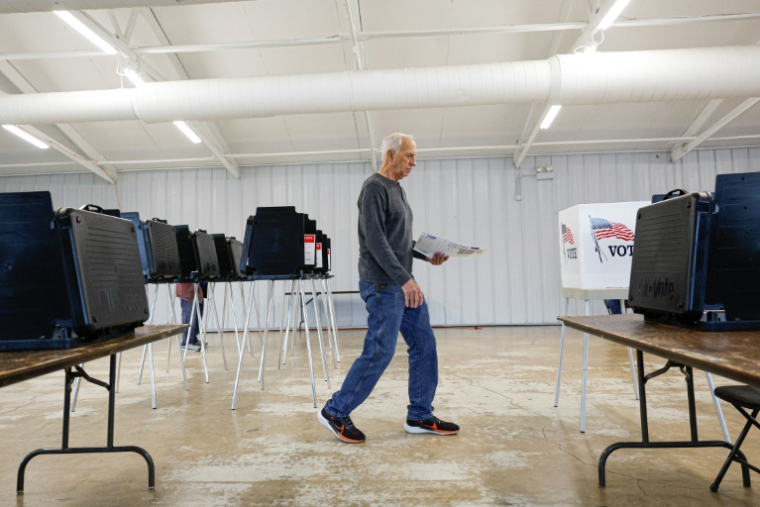 Un électeur américain vote par anticipation à Wheaton, dans l'Illinois, le 25 septembre 2026 ( AFP / KAMIL KRZACZYNSKI )
