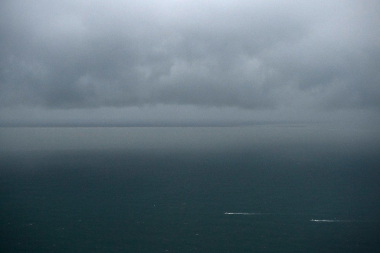 Deux bateaux de pêche dans le Golfe de Gascogne. ( AFP / FRED TANNEAU )
