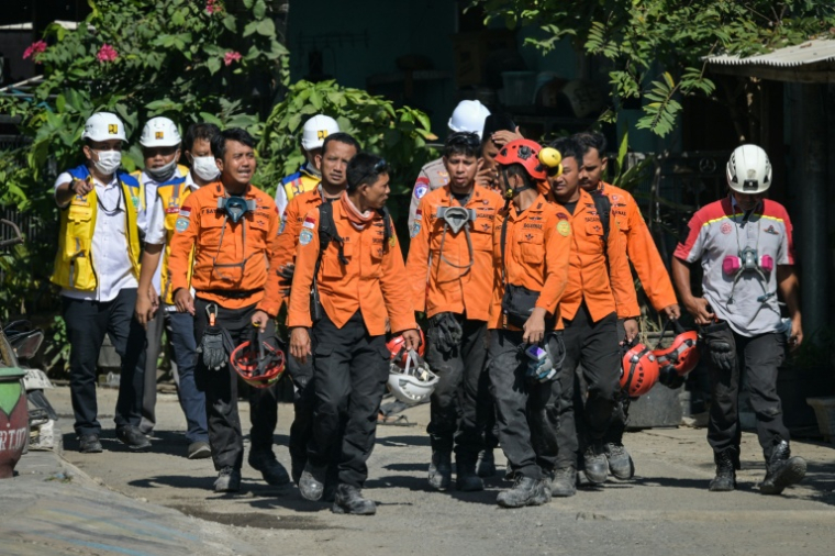 Des membres des équipes de secours quittent le site de l'effondrement de l'internat islamique Al Khoziny à Sidoarjo, dans l'est de Java, le 6 octobre 2025 en Indonésie ( AFP / JUNI KRISWANTO )