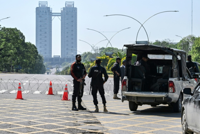 Des agents de sécurité surveillent les abords du lieu prévu pour les pourparlers entre l'Iran et les Etats-Unis à Islamabad, le 10 avril 2026 au Pakistan ( AFP / Aamir QURESHI )
