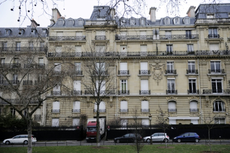 Un camion à l'entrée de l'immeuble de Teodorin, perquisitionné par la police dans le cadre d'une enquête pour corruption, le 14 février 2012, avenue Foch à Paris ( AFP / ERIC FEFERBERG )