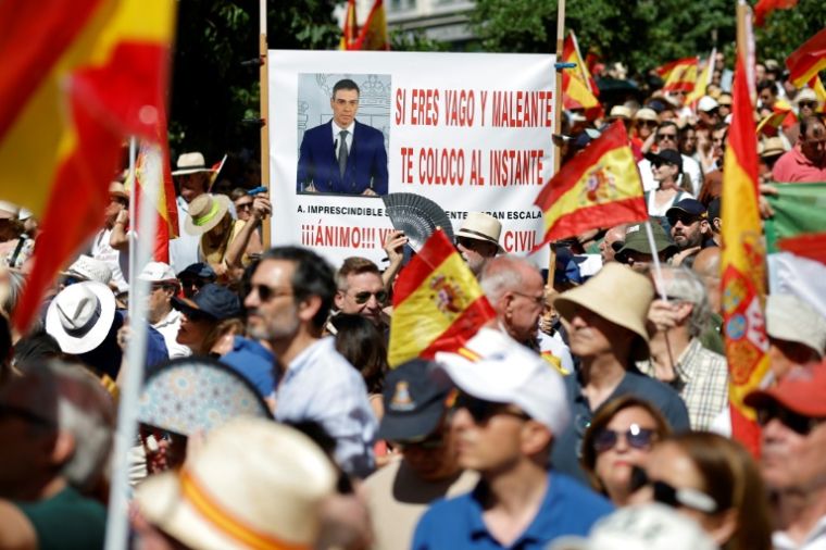 Manifestation organisée par le parti d'opposition de droite espagnol Parti Populaire (PP) pour protester contre le gouvernement du Premier ministre socialiste Pedro Sanchez, le 8 juin 2025 sur la place d'Espagne, à Madrid ( AFP / Thomas COEX )