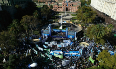 Vue aérienne de la Place de Mai lors d'une manifestation convoquée par les syndicats argentins, à la veille de la Fête internationale du Travail, contre le gouvernement du président argentin Javier Milei, le 30 avril 2026 ( AFP / Juan Mabromata )