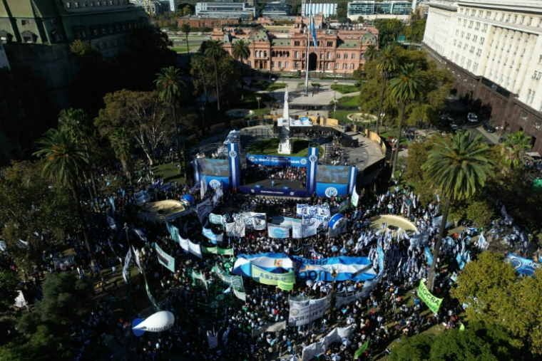 Vue aérienne de la Place de Mai lors d'une manifestation convoquée par les syndicats argentins, à la veille de la Fête internationale du Travail, contre le gouvernement du président argentin Javier Milei, le 30 avril 2026 ( AFP / Juan Mabromata )